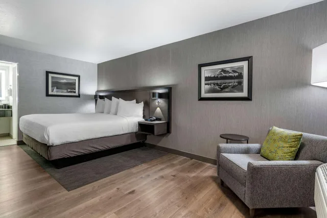 غرفة تنفيذية بسرير كينج، Best Western Plus Hilltop Inn 2/9