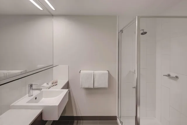 غرفة بسريرين منفصلين، Travelodge Hotel Melbourne Docklands 6/8