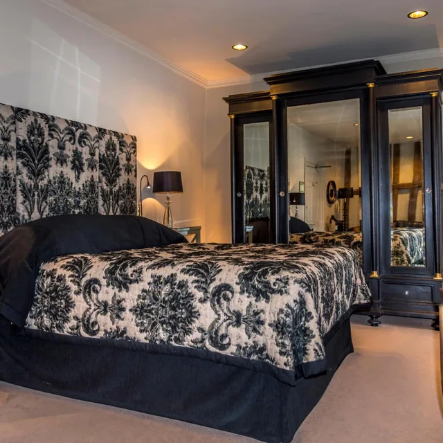 جناح جونيور، The George Hotel of Stamford 1/3
