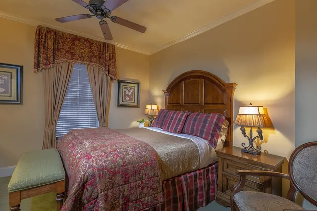 Gold, King Bed، The Kenwood Inn 2/2