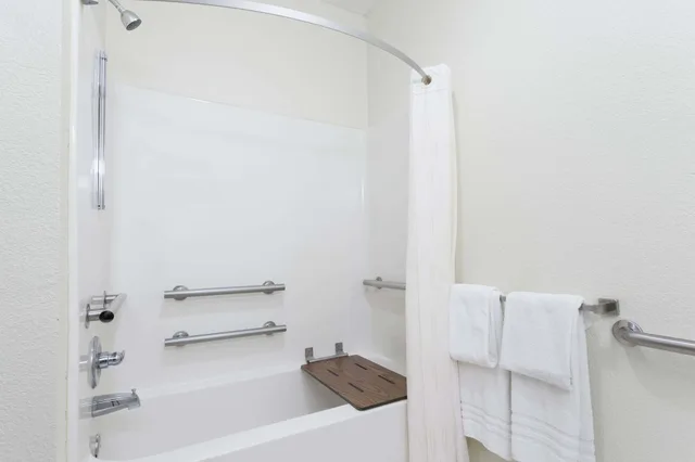 غرفة بسرير كوين لذوي الإعاقة، Days Inn by Wyndham near Kansas Speedway 8/8