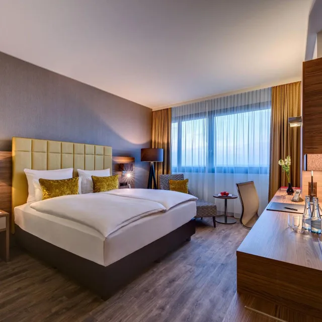 Guest Room, Executive, King Bed, Partial River View, Executive Lounge Access، BONN MARRIOTT HOTEL 1/10
