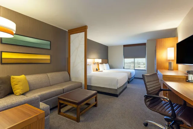 غرفة بسريرين كوين مع أريكة، Hyatt Place Chicago Midway Airport 2/7