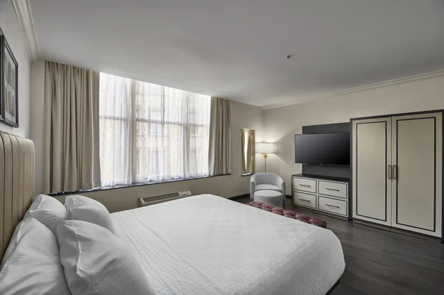 غرفة قياسية بسرير كينج مع أريكة، Hotel Indigo Cleveland Downtown 4/8