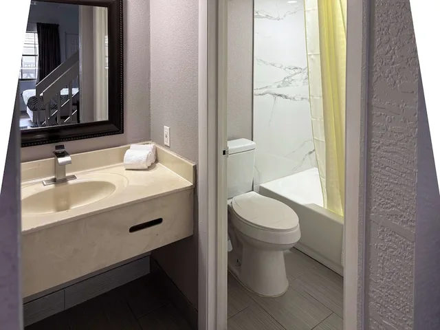 غرفة قياسية بسريرين مزدوجين بمطبخ للمدخنين، Studio6 Tallahassee, FL – North Monroe 8/10