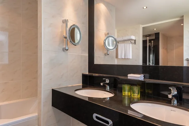 جناح سوبيريور بسرير كينج مع أريكة، Four Points by Sheraton Munich Arabellapark 6/10