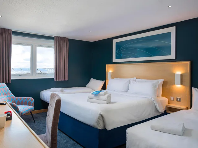 غرفة عائلية بسرير كينج وسريرين منفصلين، Travelodge Exeter M5 Hotel 1/1