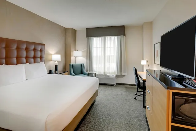 Room, King Bed, High Floor, Drury Inn and Suites Montgomery 2/4