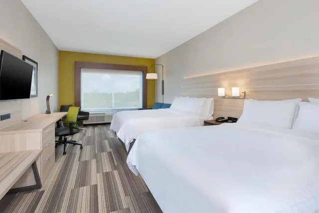 Standard, Queen Bed, Sofa, Holiday Inn Express Suites Grand Rapids Airport South 1/9