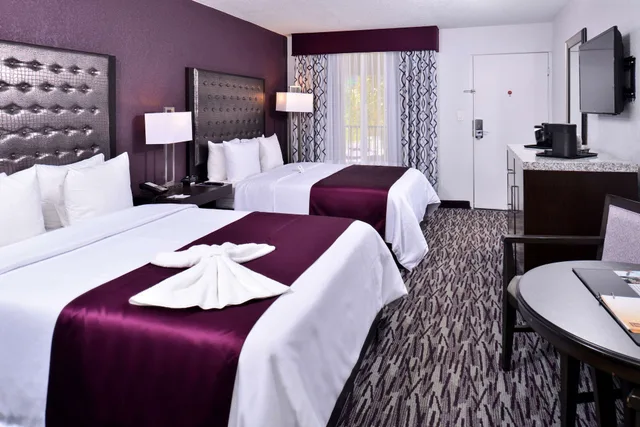 غرفة بسريرين كوين يُسمح فيها بالحيوانات الأليفة، Clarion Inn & Suites Across From Universal Orlando Resort 3/6