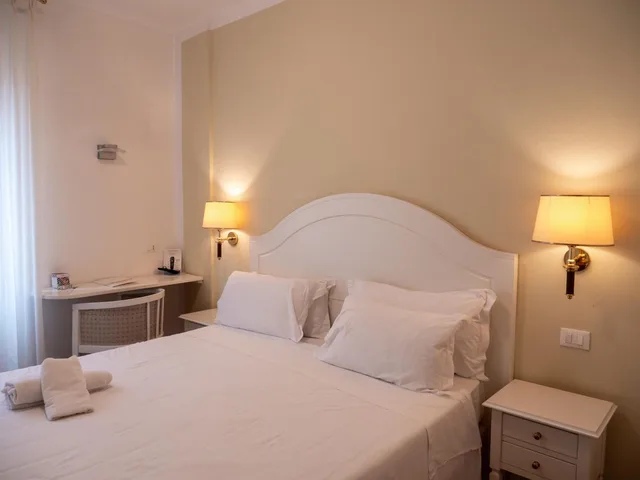غرفة بسرير مزدوج أو سريرين منفصلين بإطلالة، Grand Hotel Duomo 3/9