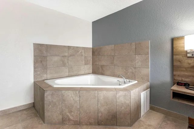 Room, King Bed, Quality Inn and Suites Sulphur Springs TX 4/4