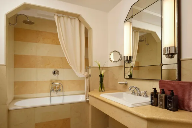 غرفة سوبيريور بسرير كينج، Grand Hotel Savoia Genova, Curio Collection by Hilton 4/4