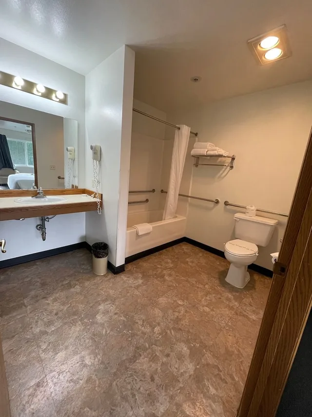 Standard, King Bed, Accessible, Fairground Inn Monroe WA 4/6
