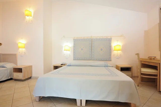 غرفة كلاسيكية ثلاثية بسرير مزدوج وسرير فردي، Cala Fiorita 1/6
