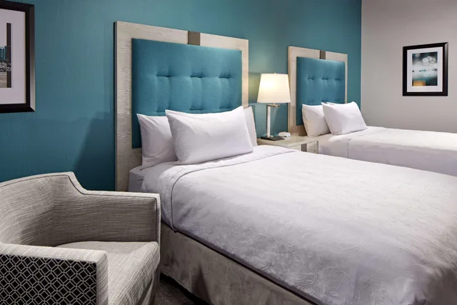 جناح بسريرين كوين بإطلالة على الفناء بغرفة نوم واحدة، Homewood Suites by Hilton Long Beach Airport 1/2