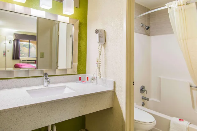 غرفة بسرير كينج للمدخنين، Econo Lodge Atlanta Airport East 3/4