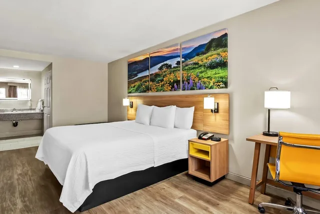 غرفة قياسية بسرير كينج، Days Inn by Wyndham Fontana / Rialto 1/10