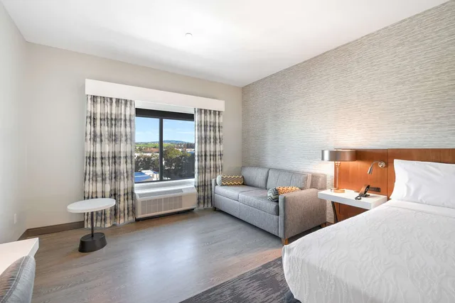 غرفة ديلوكس بسرير كينج بإطلالة على الجبل مع أريكة، Hilton Garden Inn Fremont CA 1/3