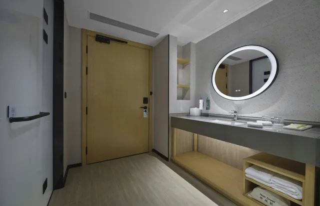 Guest Room, King Bed, Sofa, Hilton Garden Inn Xingtai Xiangdu District 1/2