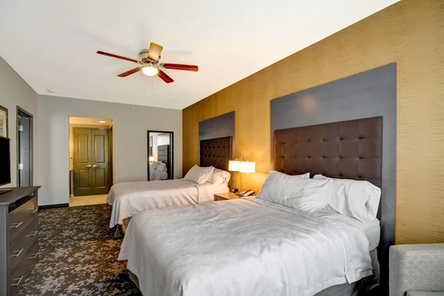 جناح بسريرين كوين بغرفة نوم واحدة مع أريكة، HOMEWOOD SUITES BY HILTON CHRISTIANSBURG 1/5