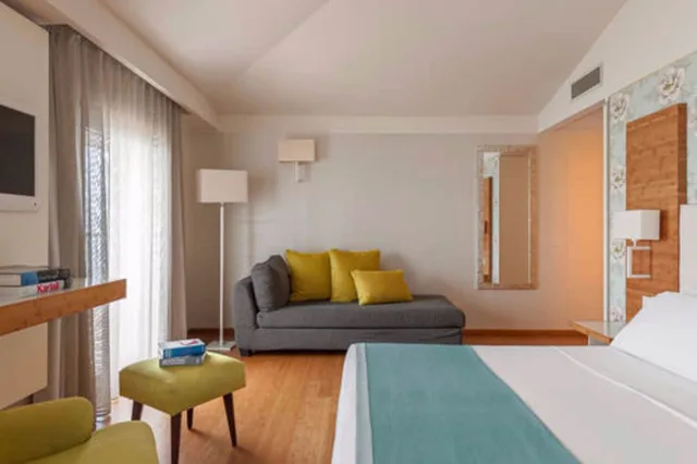 غرفة بانورامية بريستيج بسرير مزدوج بإطلالة على البحيرة بشرفة، Hotel Eden 6/8