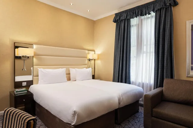 غرفة ديلوكس ثلاثية بسرير مزدوج مع أريكة، Park Grand London Hyde Park 1/3