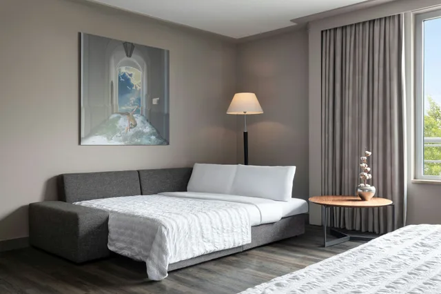 جناح جونيور، Le Meridien Munchen 1/3
