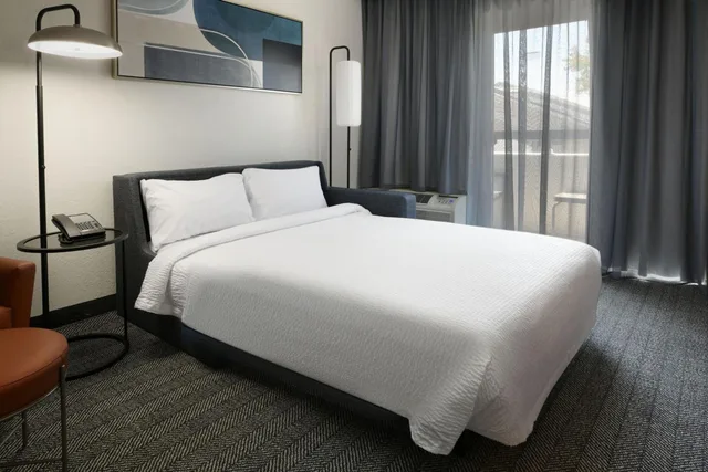غرفة بسرير كينج بإطلالة على الفناء، Courtyard Dallas Las Colinas 1/7