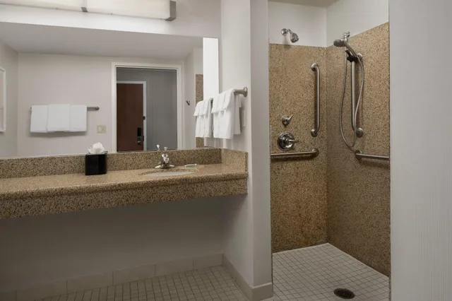 غرفة بسرير مزدوج لذوي الإعاقة، Courtyard Seattle Kirkland 2/2
