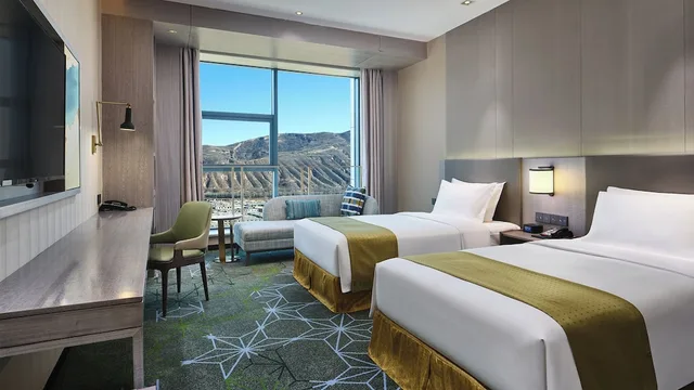 غرفة قياسية بسريرين منفصلين في طابق مرتفع، Holiday Inn Xining Hot-Spring 2/3
