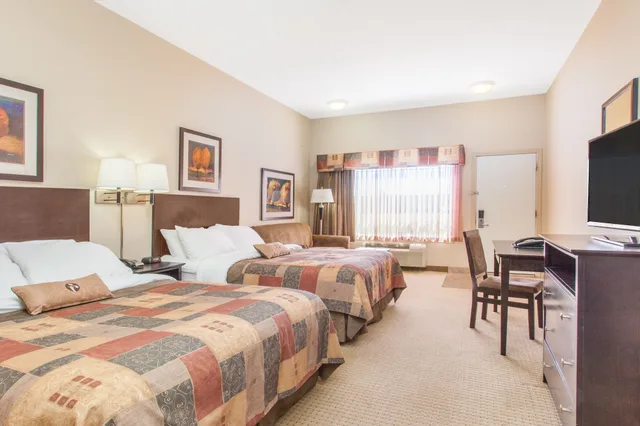 غرفة بسريرين كوين بمطبخ صغير، Ramada Westlock 1/5