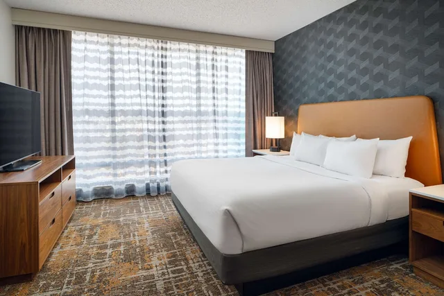 جناح بسرير كينج مع أريكة، Embassy Suites by Hilton Huntsville 4/10