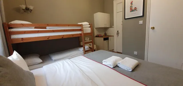 Quad Room External Private Bathroom, Ebury House Hotel 4/4