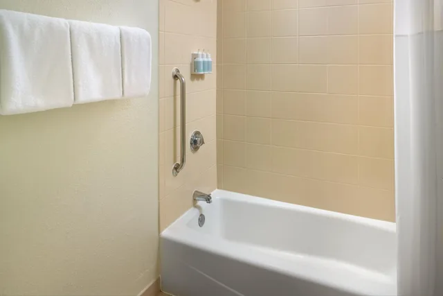 جناح بسريرين مزدوجين مع أريكة، Courtyard By Marriott Atlanta Airport South Sullivan Road 8/10