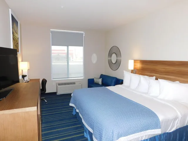 غرفة بسرير كينج لذوي الإعاقة، Days Inn & Suites by Wyndham Kearney 1/7