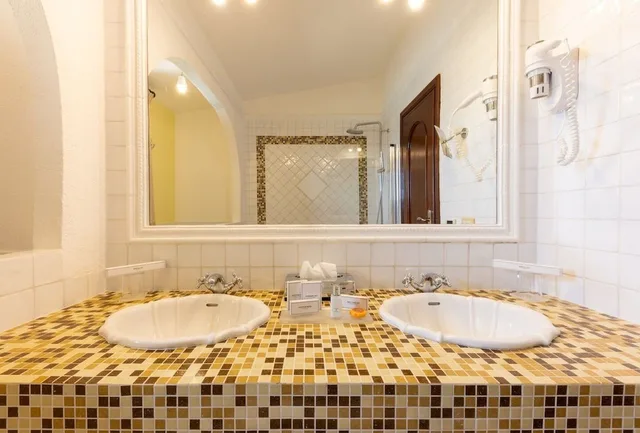 غرفة فاخرة بريفيليج بسرير كينج بإطلالة على البحر، Hotel Spa Des Pecheurs 4/6