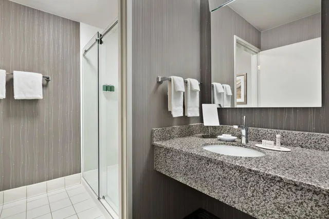 غرفة بسريرين كوين بحوض استحمام لذوي الإعاقة، Courtyard by Marriott San Jose South/Morgan Hill 2/2