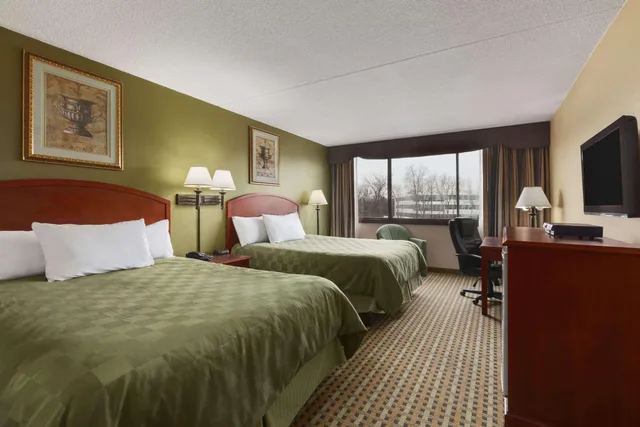 غرفة بسريرين كوين، Ramada By Wyndham Rochelle Park Near Paramus 2/2