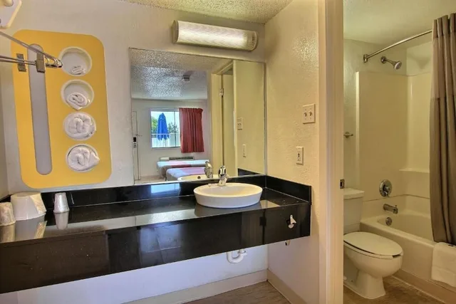 غرفة قياسية بسرير مزدوج، Motel6 Austin, TX 7/7