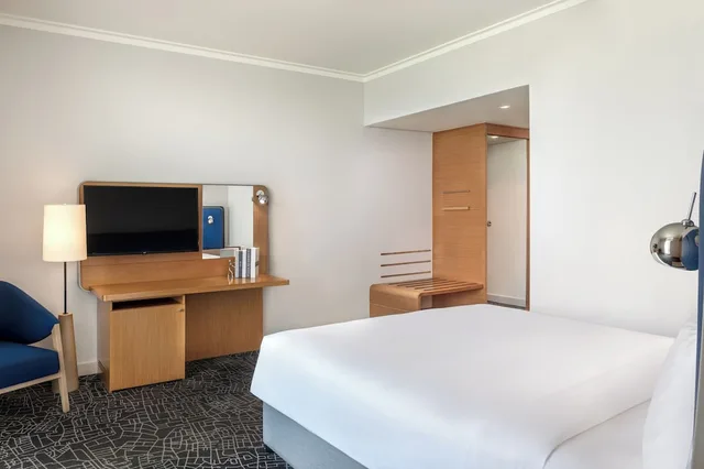 Deluxe, King Bed, Plaza View, Balcony, Accessible، Yas Plaza Bay by IHG 1/1
