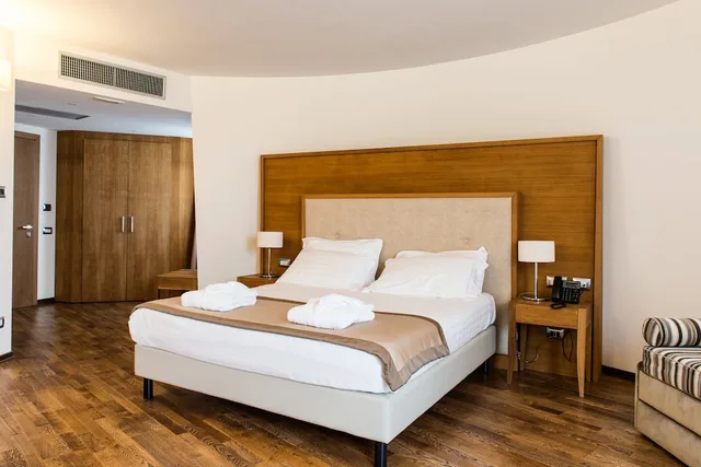 جناح رومانسي بسرير كوين بجاكوزي، Aqua Montis Resort & Spa 1/6