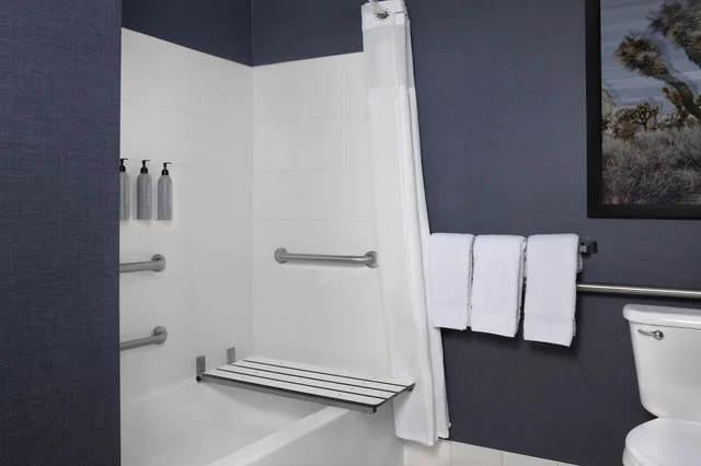 جناح بسرير كوين بغرفة نوم واحدة مع أريكة لذوي الإعاقة، Residence Inn San Bernardino 4/5