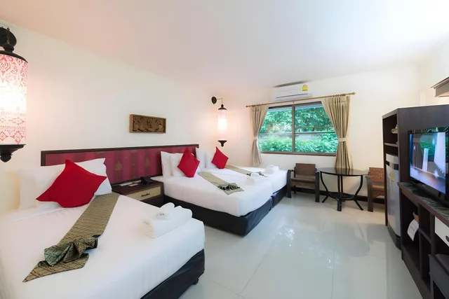 غرفة ثلاثية، Nak Nakara Hotel 1/2