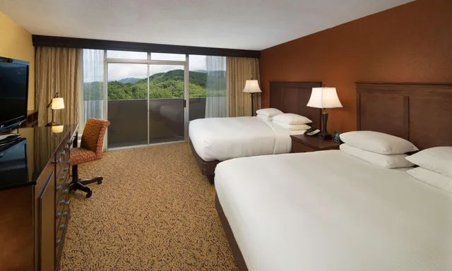 غرفة بسريرين كينج بإطلالة على الجبل بشرفة، The Park Vista A Doubletree By Hilton Hotel Gatlinburg 1/1