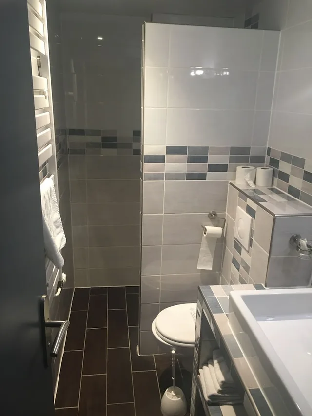 غرفة ثلاثية بسرير كوين وسرير فردي، Hotel Cosmotel 3/5
