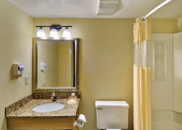 غرفة قياسية بسرير كوين للمدخنين، Windsor Hotel 1/1
