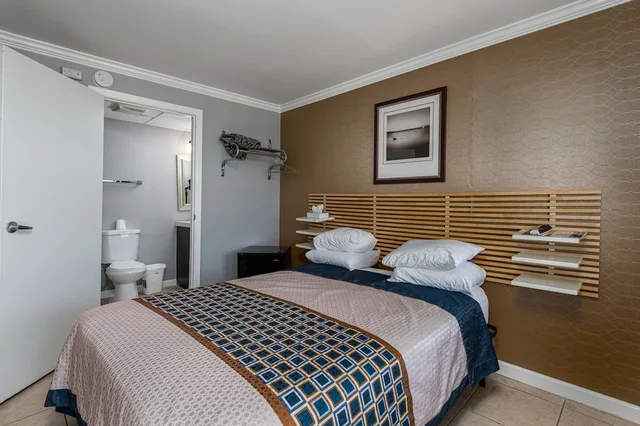 غرفة ديلوكس بسرير كوين، Boardwalk Hotel Charlee Beach House Rentals 3/7