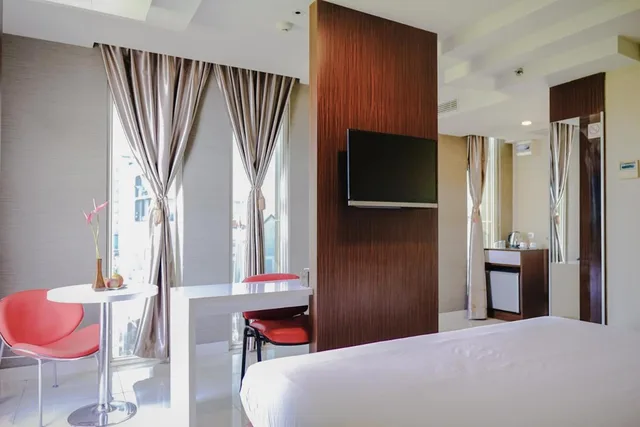 غرفة ديلوكس بسرير كينج، Empress Hotel Makassar 2/3
