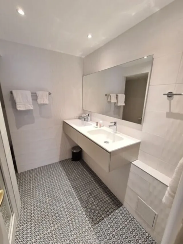 غرفة ديلوكس بسريرين منفصلين، HOTEL LES ARMOIRIES 4/4